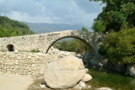 Imagen Puente de traza romana, aunque medieval. Alberga bajo sí, el paso de la Garganta Jaranda. 